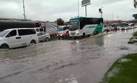 Autopista norte- trancón por inundaciones