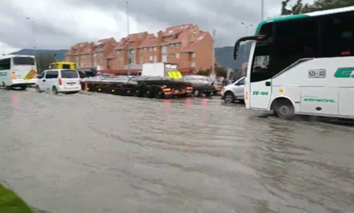 Autopista norte trancada por encharcamientos
