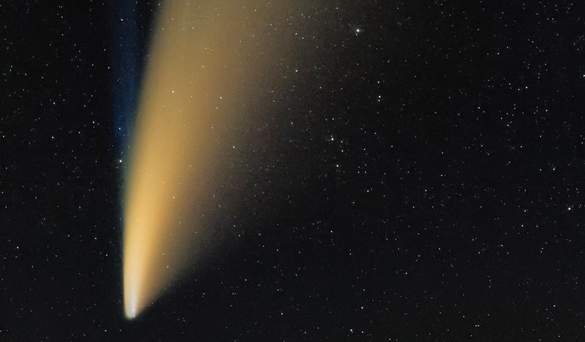 Cometa cruza el cielo