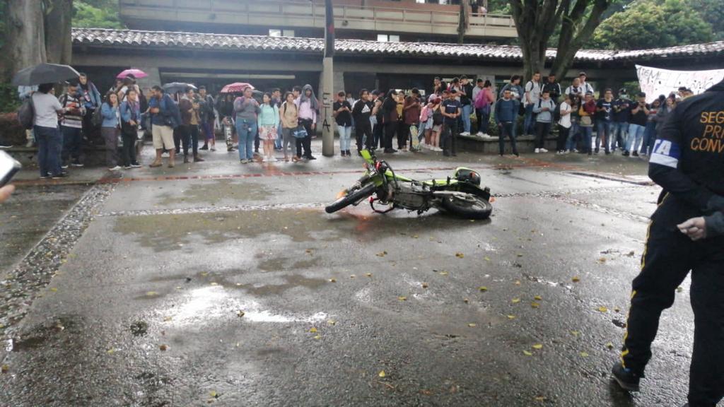 [Imágenes] Encapuchados robaron y estallaron una motocicleta de la Policía en Medellín