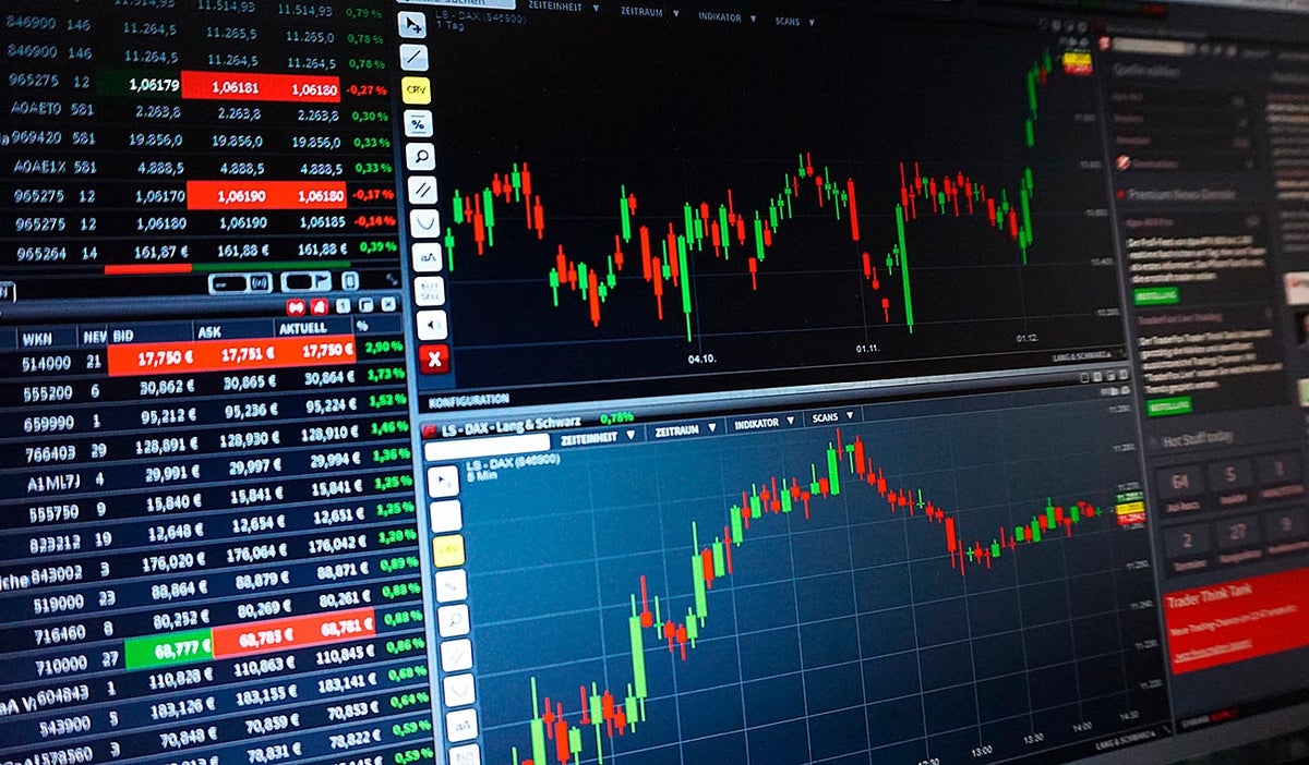 Traders hacen inversión en mercado de valores