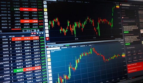 Traders hacen inversión en mercado de valores