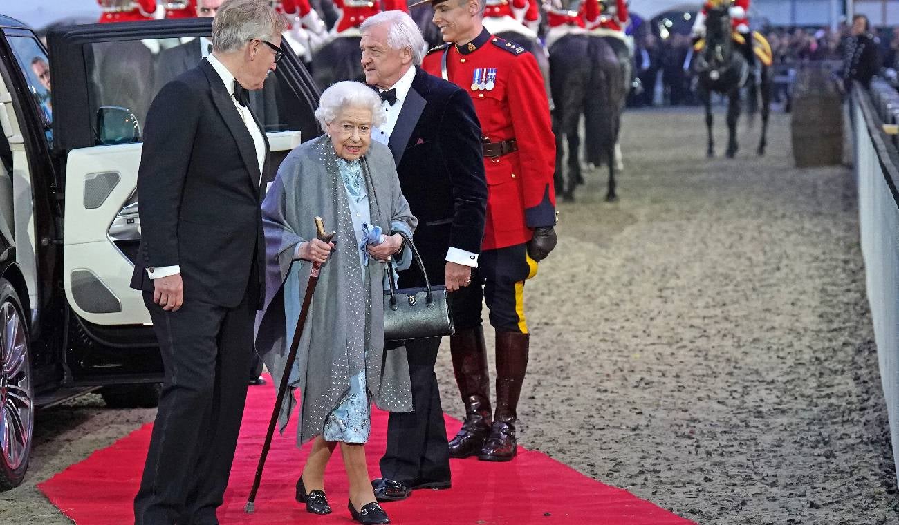 Isabel II reaparece en público