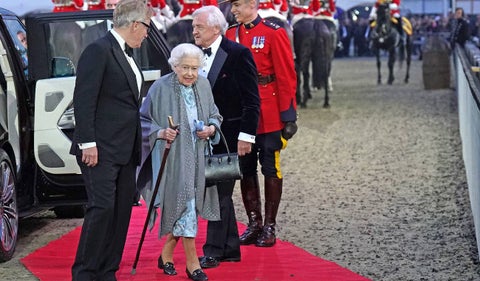 Isabel II reaparece en público