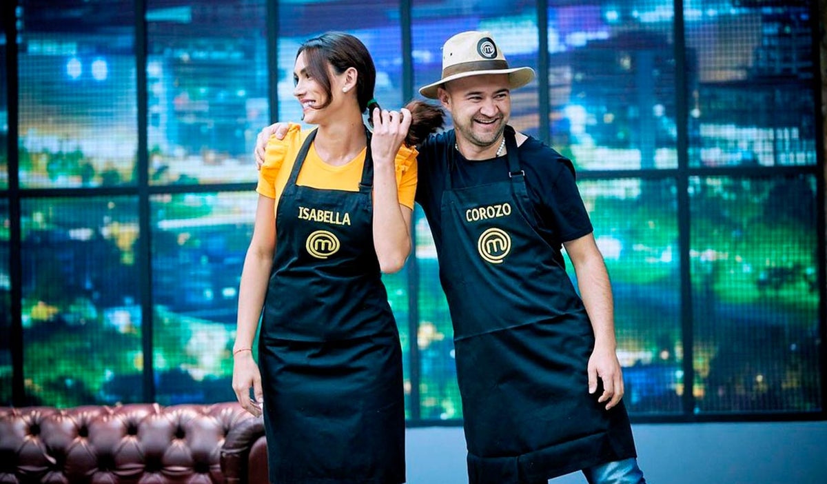 Isabella Santiago y Corozo con delantal negro