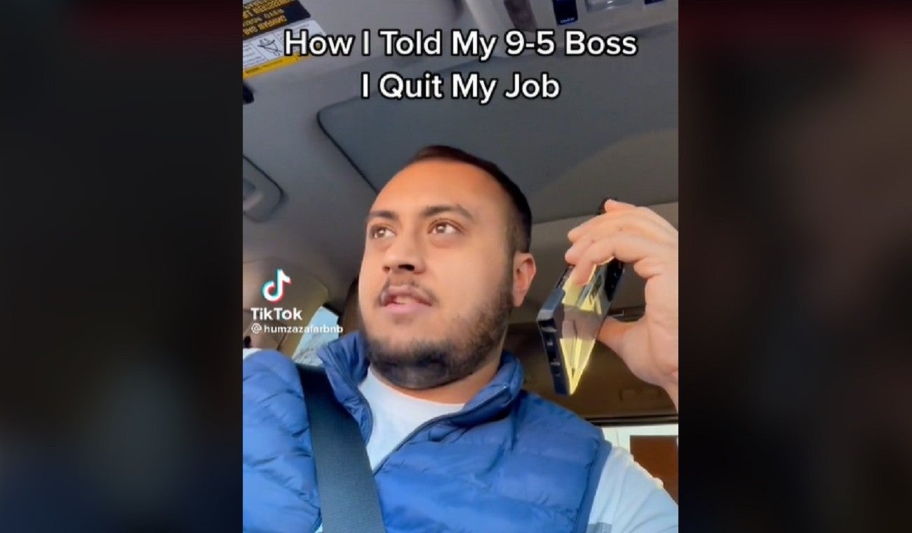 Joven renuncia por teléfono