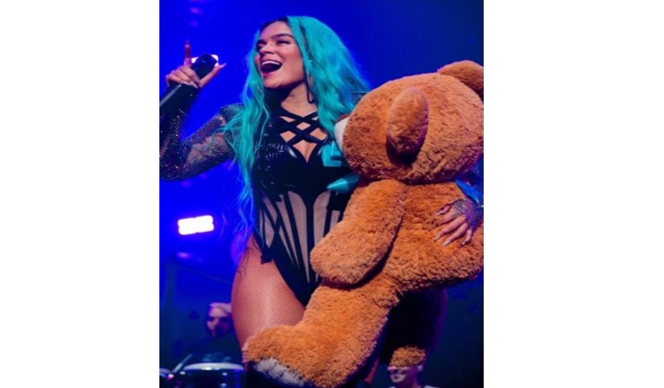 Karol G y el osito dormilón que le regalaron Jean Carlos Centeno y Jorge Celedón