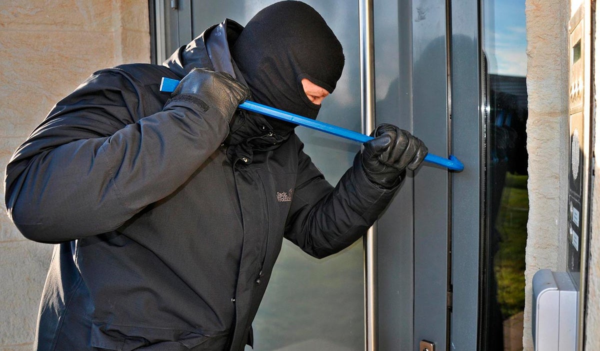 Ladrones irrumpiendo en un hogar