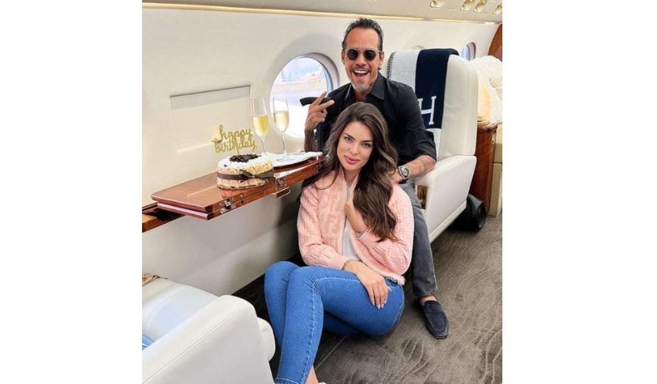 Marc Anthony y Nadia Ferreira en el avión privado del artista