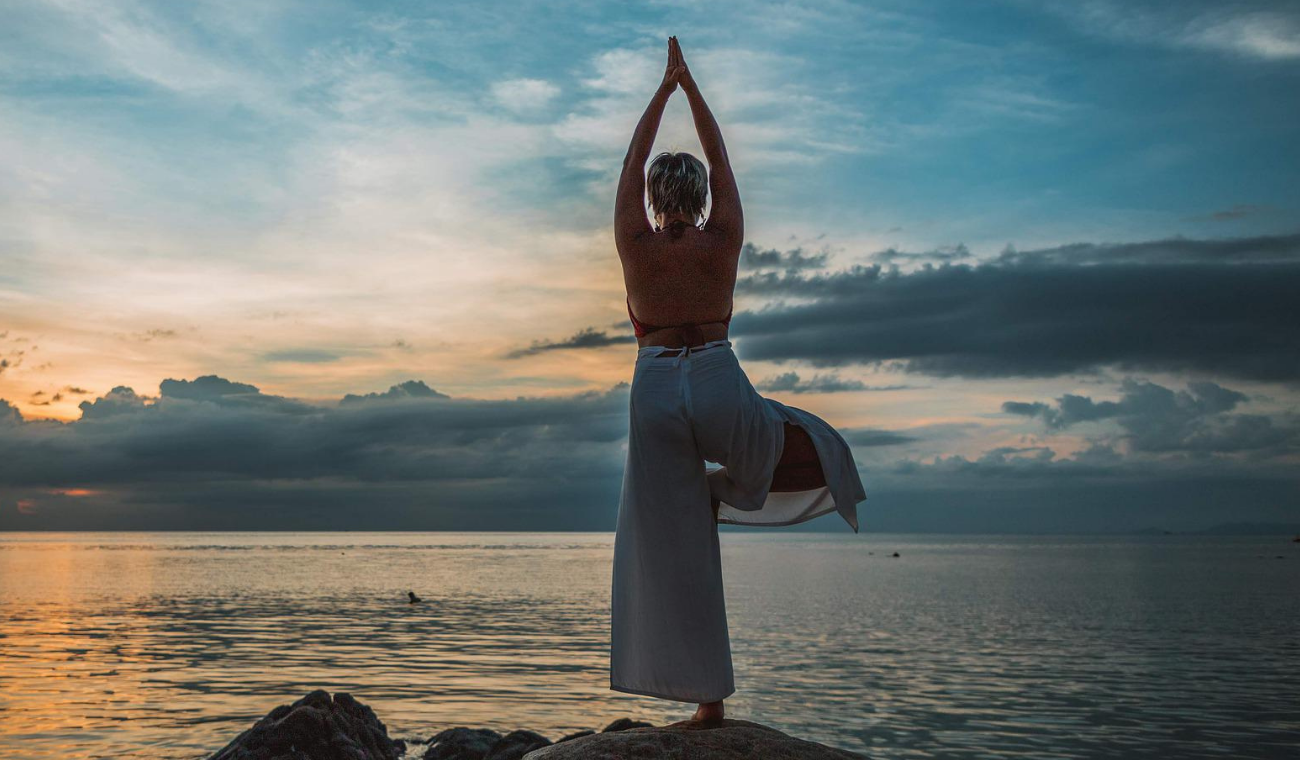Una mujer meditando
