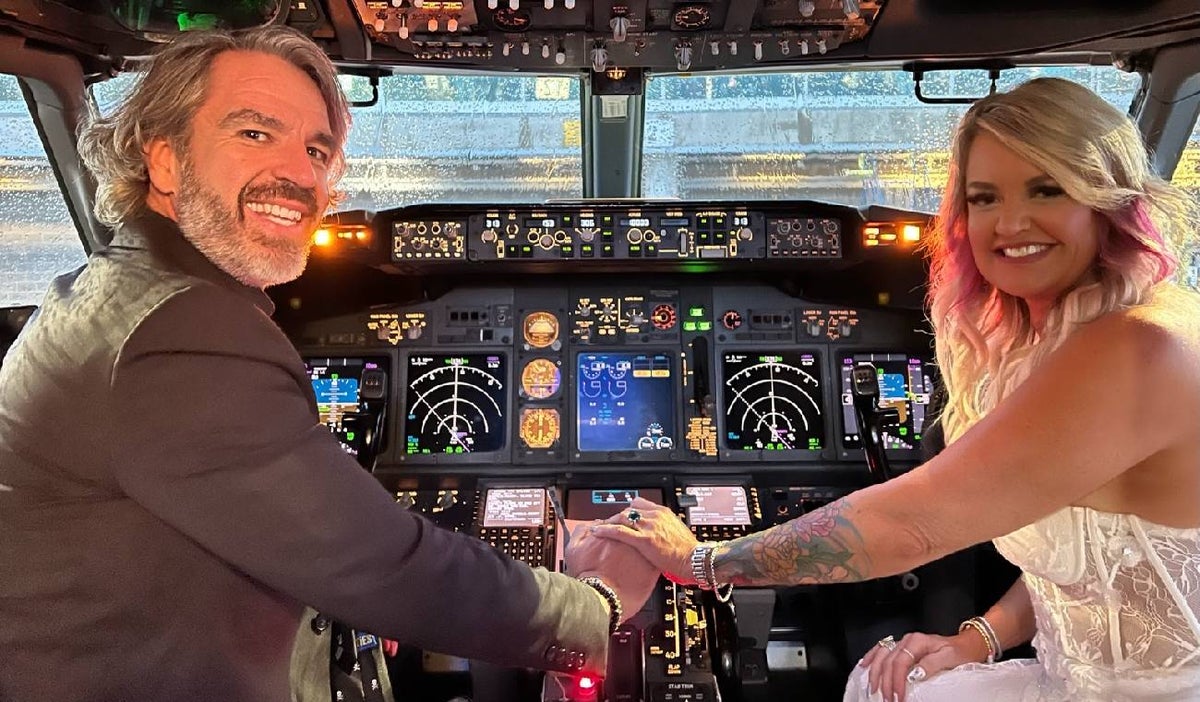 Pam y Jeremy se casan en un avión
