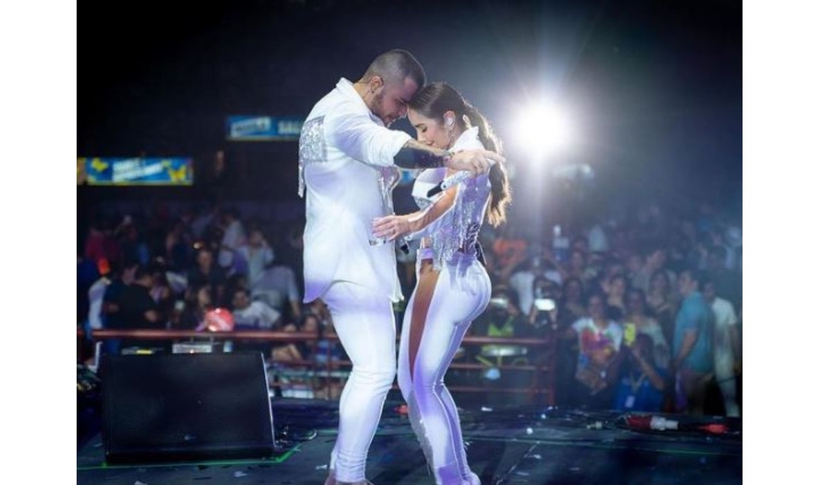 Paola Jara y Jessi Uribe en concierto en Festival Vallenato
