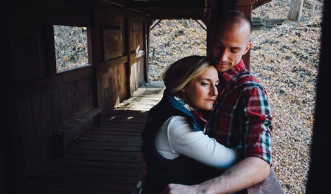 Abrazo entre dos personas