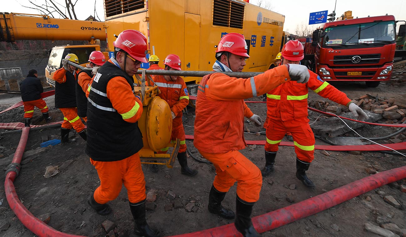 Rescatistas en China salvan a mujer