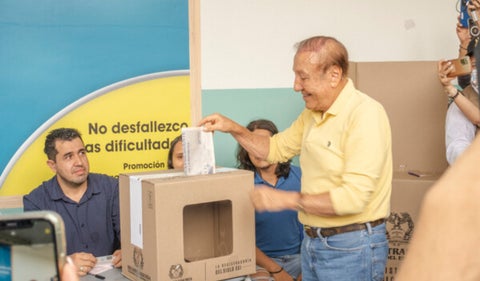 Rodolfo Hernández votando en la primera vuelta presidencial