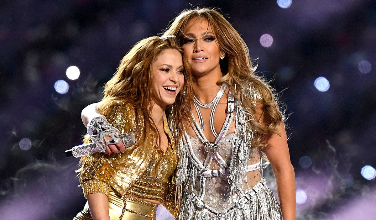 Shakira y Jennifer López compartiendo tarima