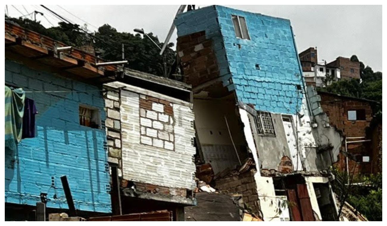 Viviendas colapsadas en la Comuna 13 de Medellín
