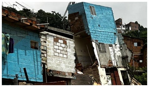 Viviendas colapsadas en la Comuna 13 de Medellín
