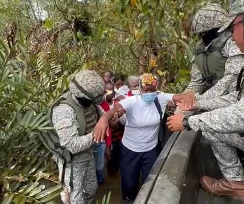 La Armada llegó hasta el Estero para rescatar a las victimas