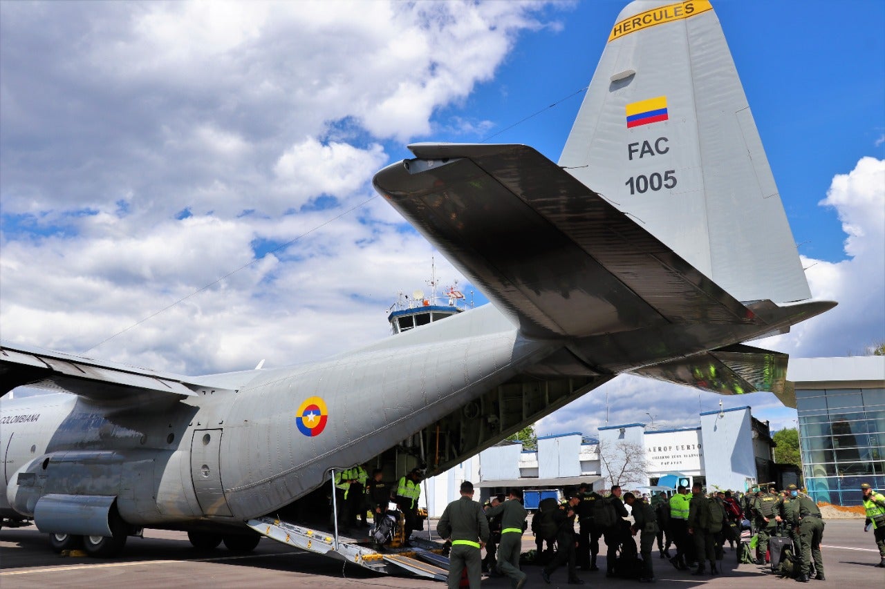 La Fuerza Aérea avanza en el traslado de material electoral y miembros de la Policía en el país