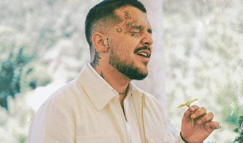 Christian Nodal, blanco de críticas por querer robarle un beso a una fan