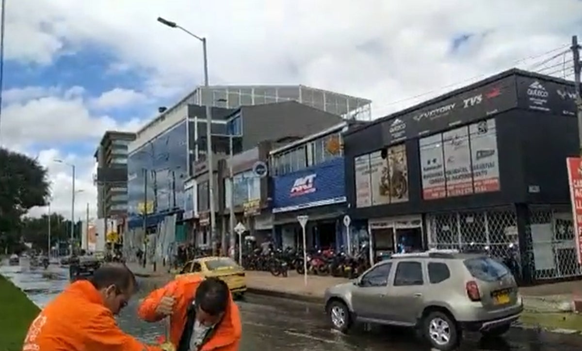 Daño en tubo del acueducto en autopista Norte entre calles 170 y 165