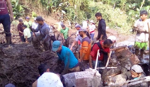 Familia sepultada por derrumbe