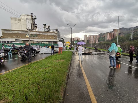 Caída de vallas en la avenida Regional, a la altura de Bello