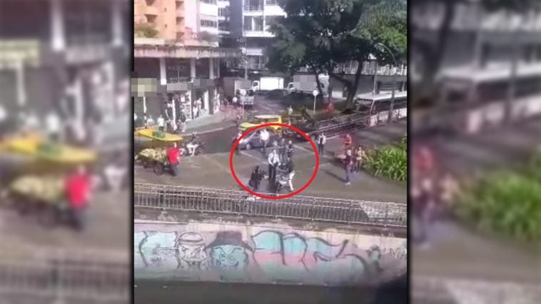 El agresor también cogió a golpes la moto.