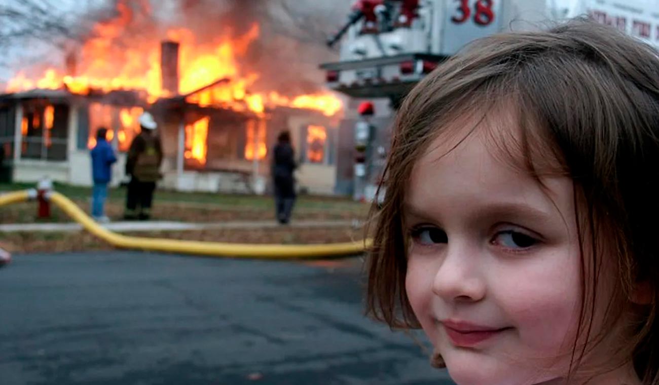 Meme niña ante casa ardiendo