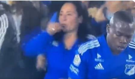 Agresión de mujer a árbitro con un chicle