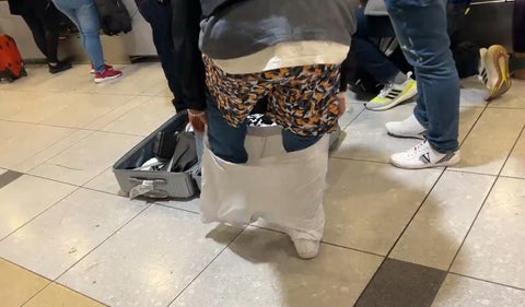 Pasajero se puso la ropa por no pagar exceso de equipaje