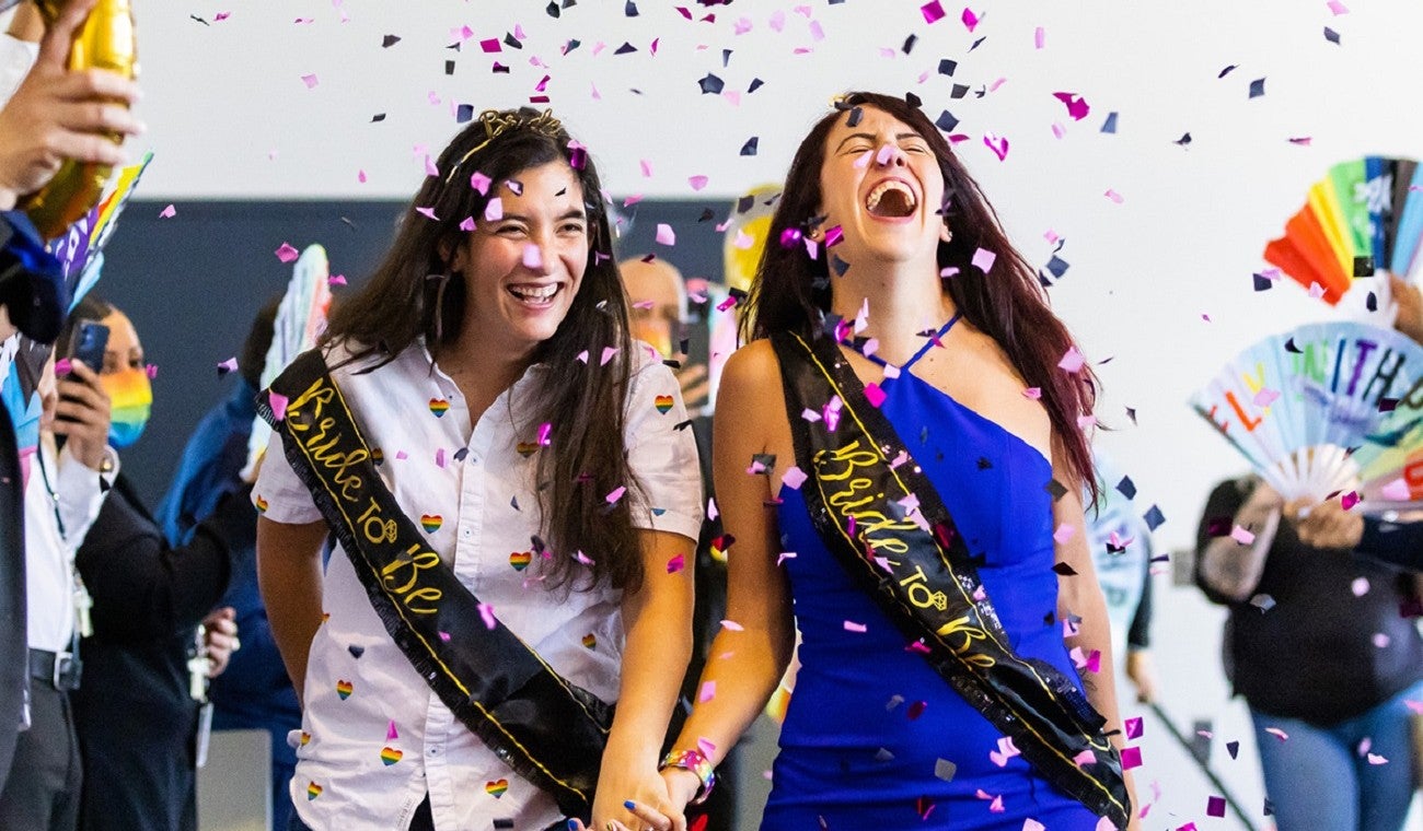 Asistente de vuelo le pide matrimonio a su novia en avión de orgullo LGBTI