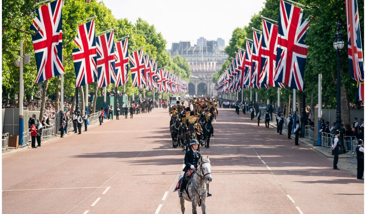 Arranca desfile militar de la Reina Isabel