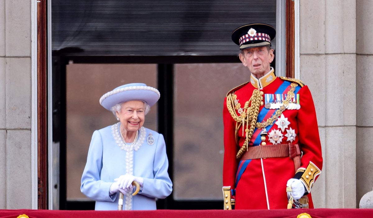 Reina Isabel sale al balcón en la celebración de los 70 años de reinado