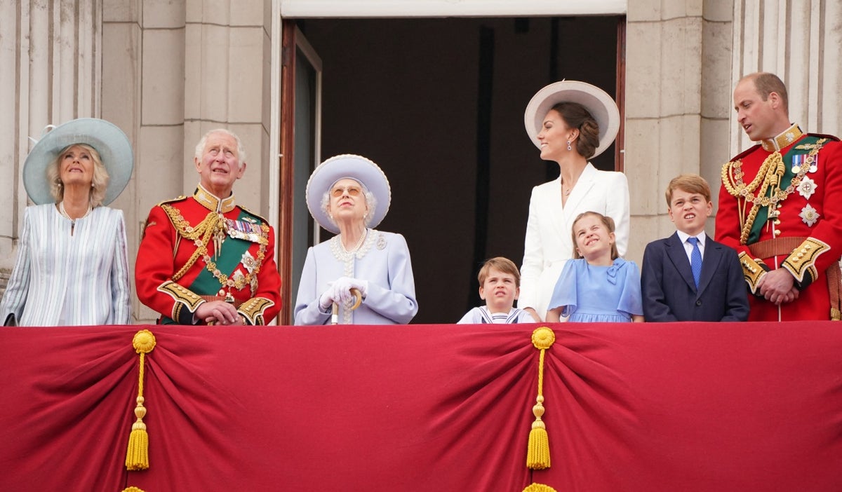 Reina Isabel junto a la familia real