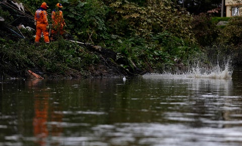 Rescatistas cerca de un río