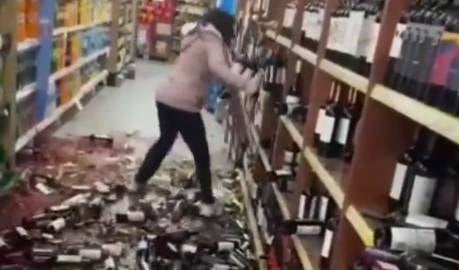 Mujer fue despedida sin justa causa y rompió todas las botellas de vino de un supermercado