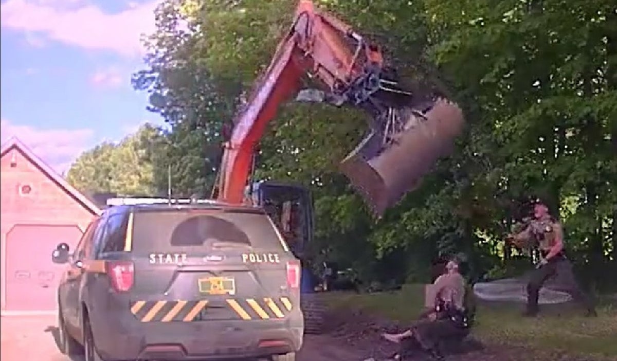 Ataque con una excavadora