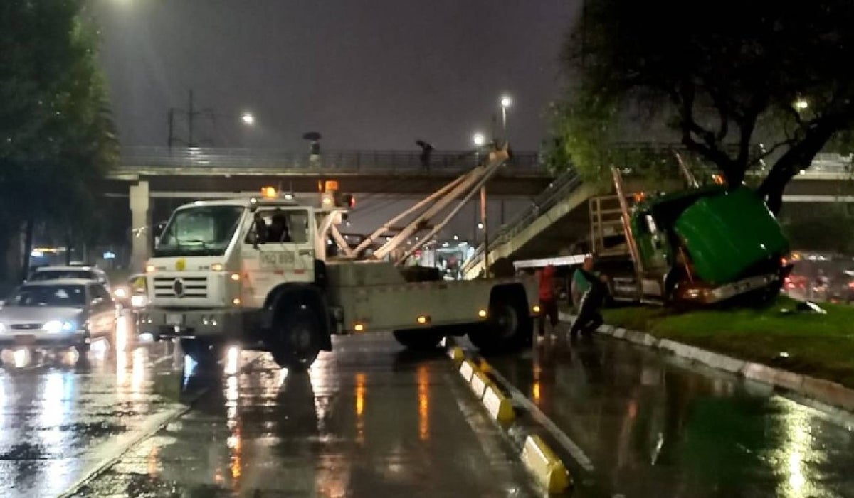 Trancón en la autopista norte por choque de camión con un árbol