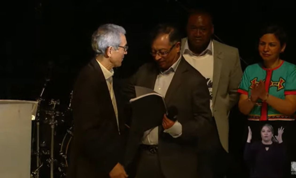 Gustavo Petro recibe recomendaciones del informe final | Comisión de la Verdad