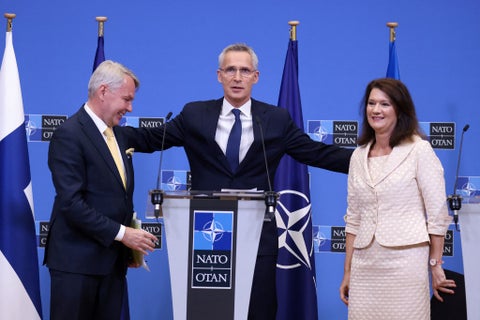 Secretario general de la OTAN abraza al ministro de Asuntos Exteriores de Finlandia y a la ministra de Asuntos Exteriores de Suecia