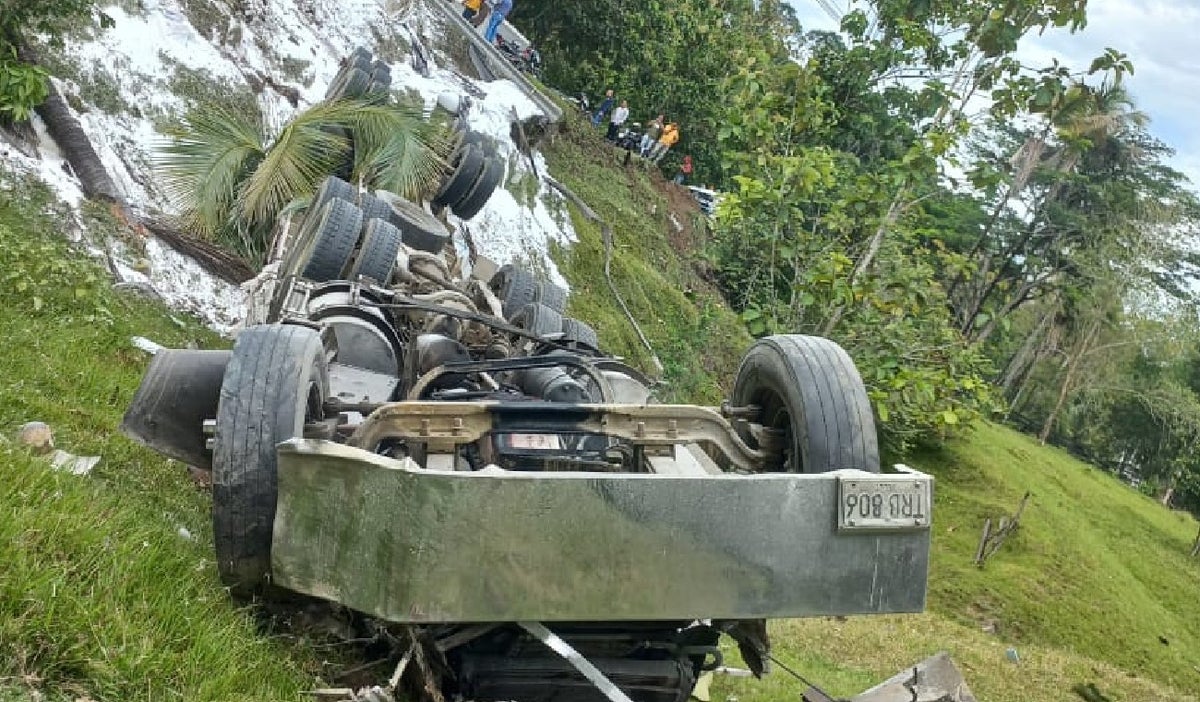 Al menos tres muertos dejaron aparatoso accidente en la autopista Medellín - Bogotá