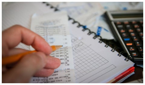 Persona haciendo cuentas financiaras