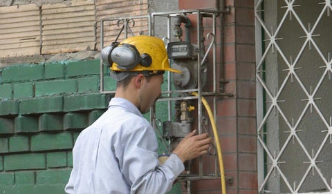 Hombre manipulando contadores