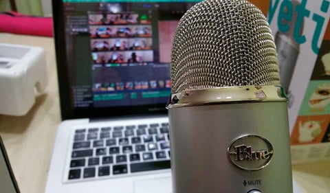 Creador de podcast editando audio