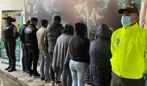 Desmantelan fábrica de licor adulterado en Bogotá