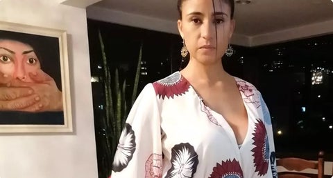 mujer furiosa por vestido