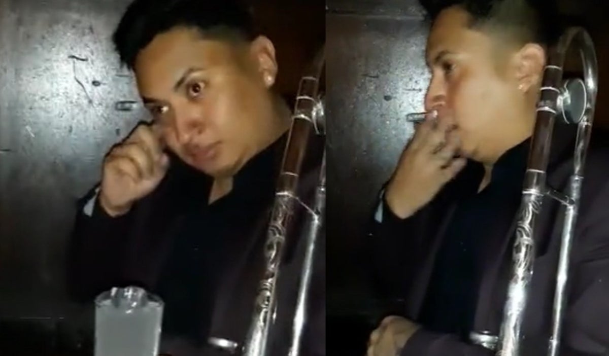 Músico tocando en el matrimonio de su expareja