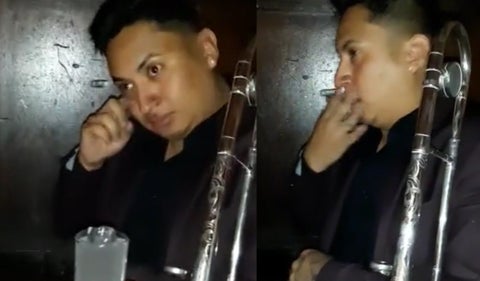 Músico tocando en el matrimonio de su expareja